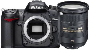 Nikon DX D7200 DSLR (with AF-S 18-200mm VR Kit Lens)